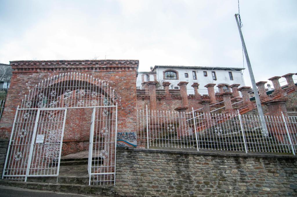 Belvedere LangheB&B I Colori dell'Arcobaleno的前面有门的砖砌建筑