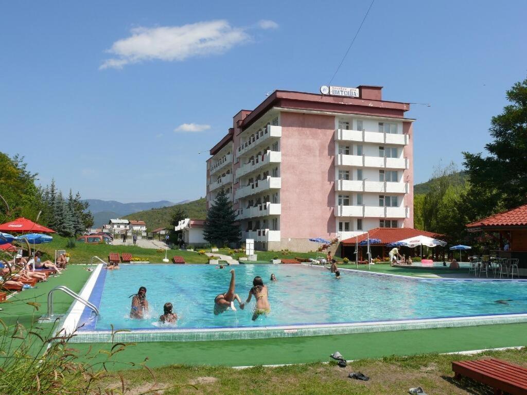 韦林格勒Почивна станция Витоша的一群人在酒店的游泳池里