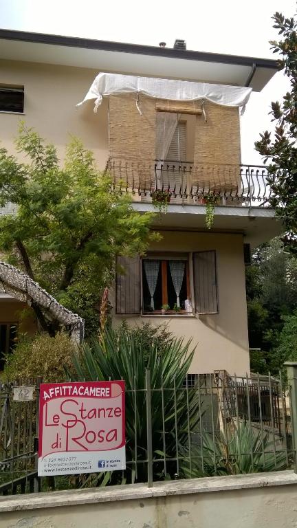 摩萨诺罗莎之家酒店的前面有标志的房子
