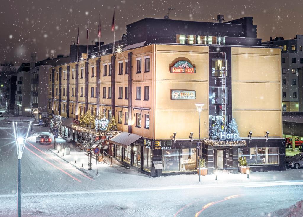 罗瓦涅米北极城市酒店的积雪中城市街道上的一座大建筑