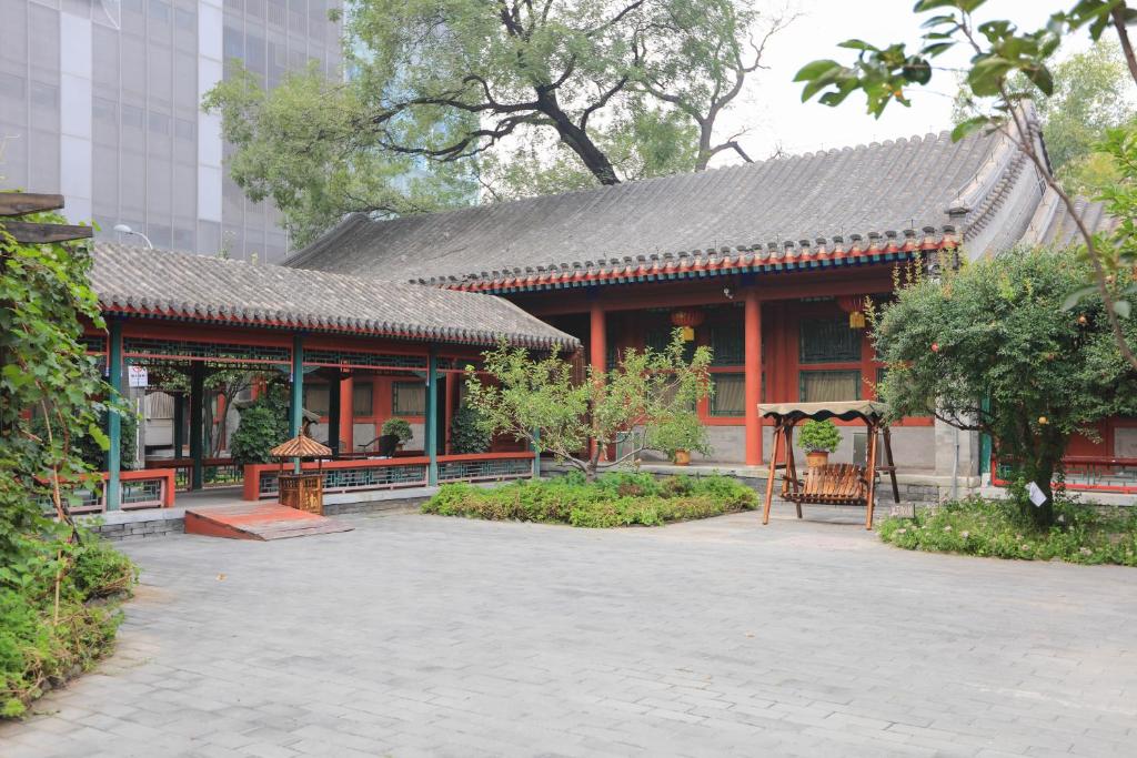 北京北京婧园雅筑宾馆的庭院中一座红色屋顶的建筑