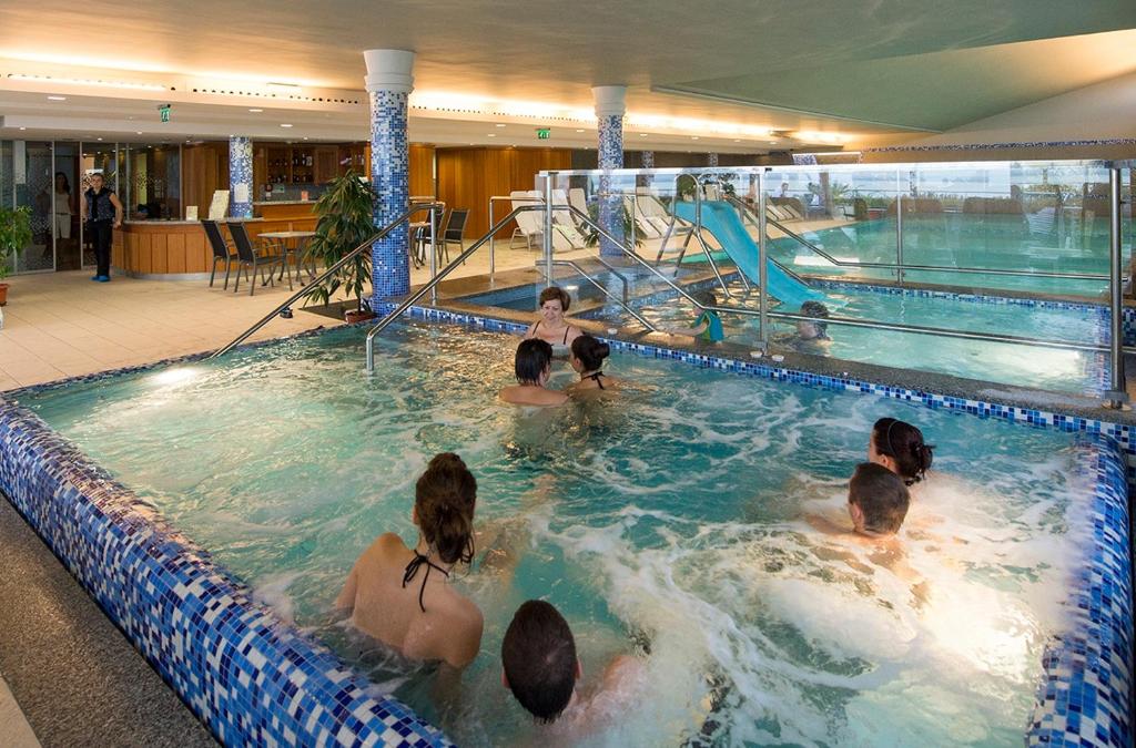 沃尼奥尔茨沃什海吉泽尼特巴拉顿健身酒店的一群人在游泳池里