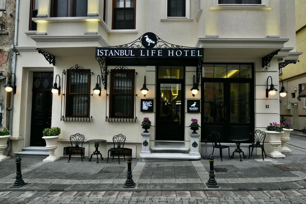 伊斯坦布尔伊斯坦布尔利夫酒店的大楼前的带桌椅的酒店