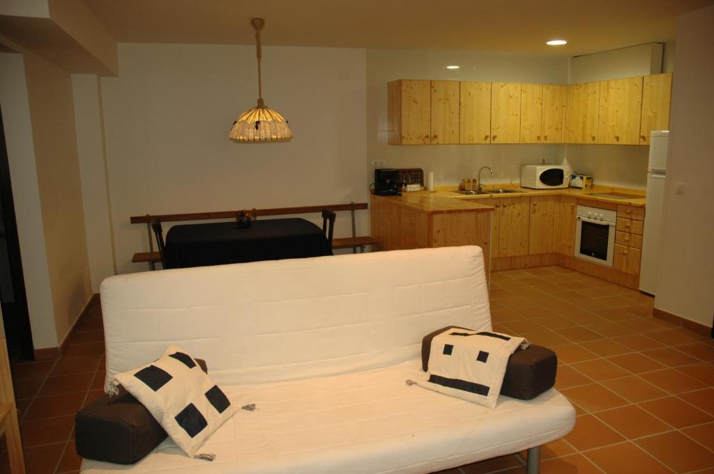 MontsonisCal Marroso的一间带白色沙发的客厅和一间厨房
