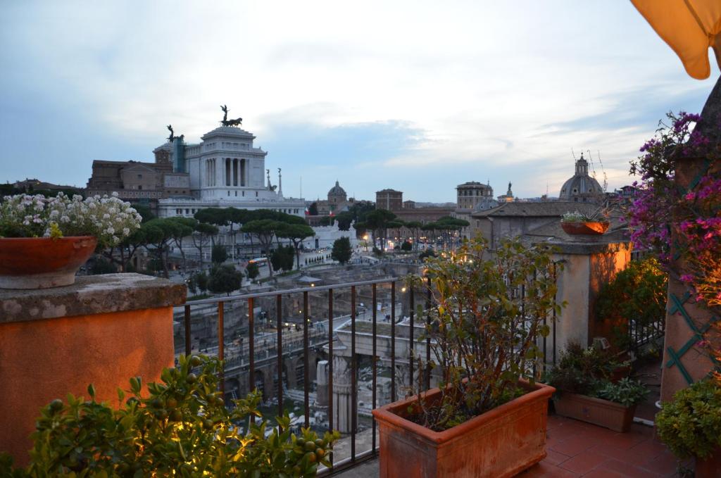 罗马马里迪当代套房酒店 的阳台享有城市美景。