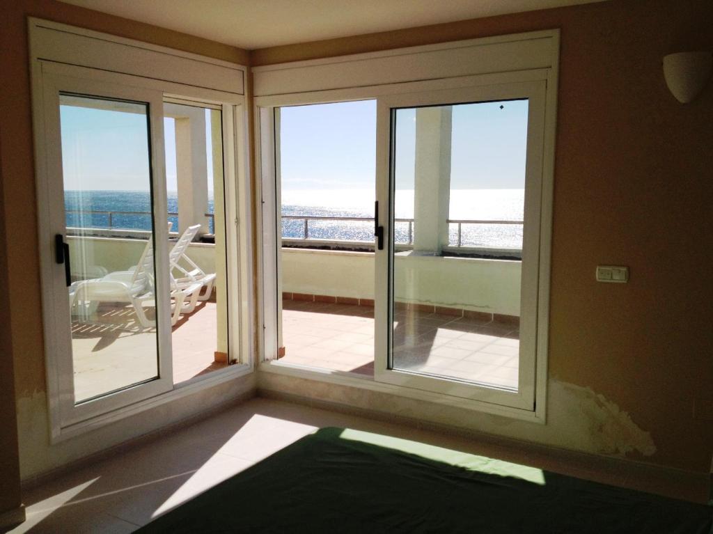 拉梅特拉·德·玛尔Ático Ancla的客房设有海景窗户。
