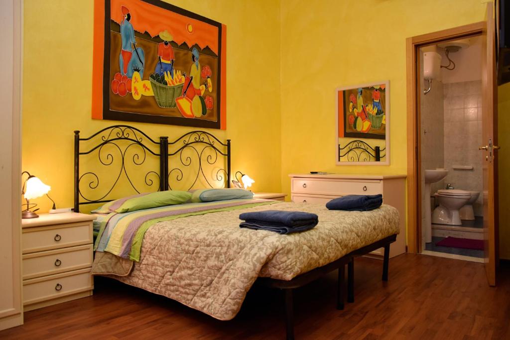 莱切拉阔特莱切B＆B酒店的一间卧室配有一张带两个蓝色枕头的床