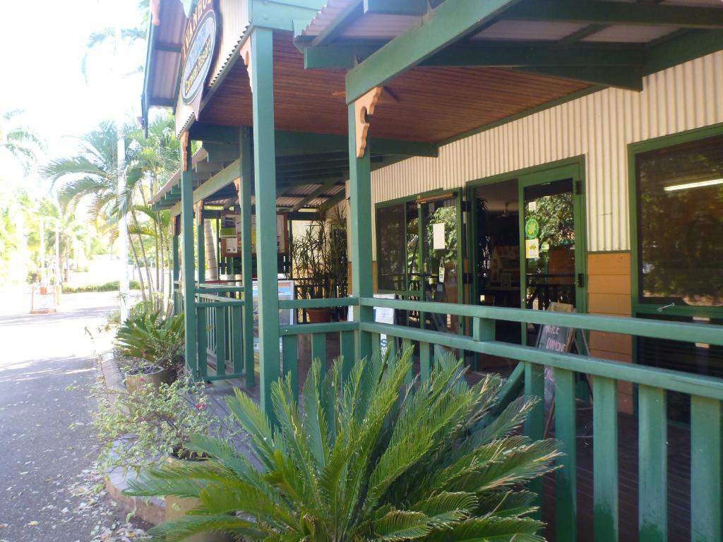 库努纳拉艾芬豪度假酒店的前面的商店,前面有植物