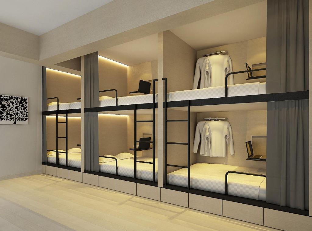 新加坡7 Wonders Boutique Capsule的一间设有四张双层床及镜子的客房