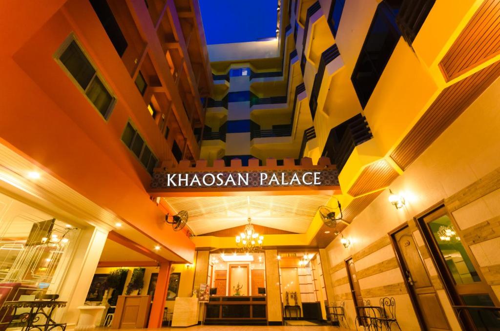 曼谷Khaosan Palace Hotel的一座有卡珊宫标志的建筑