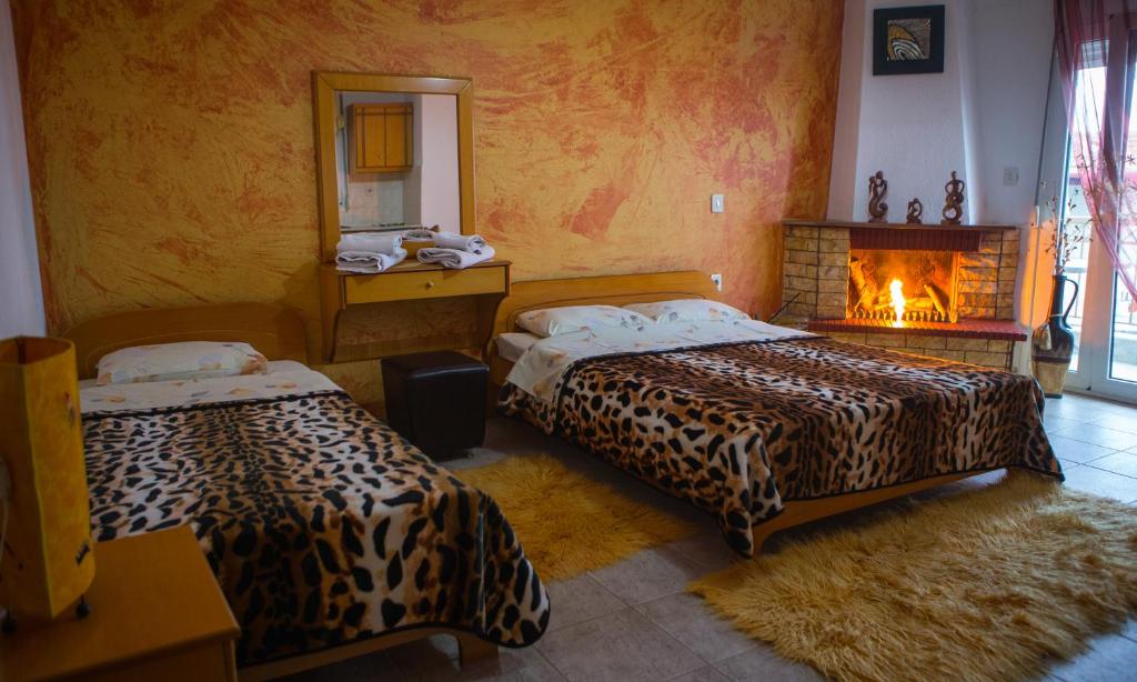 卡托劳塔翁Voras Apartments的酒店客房设有两张床和壁炉