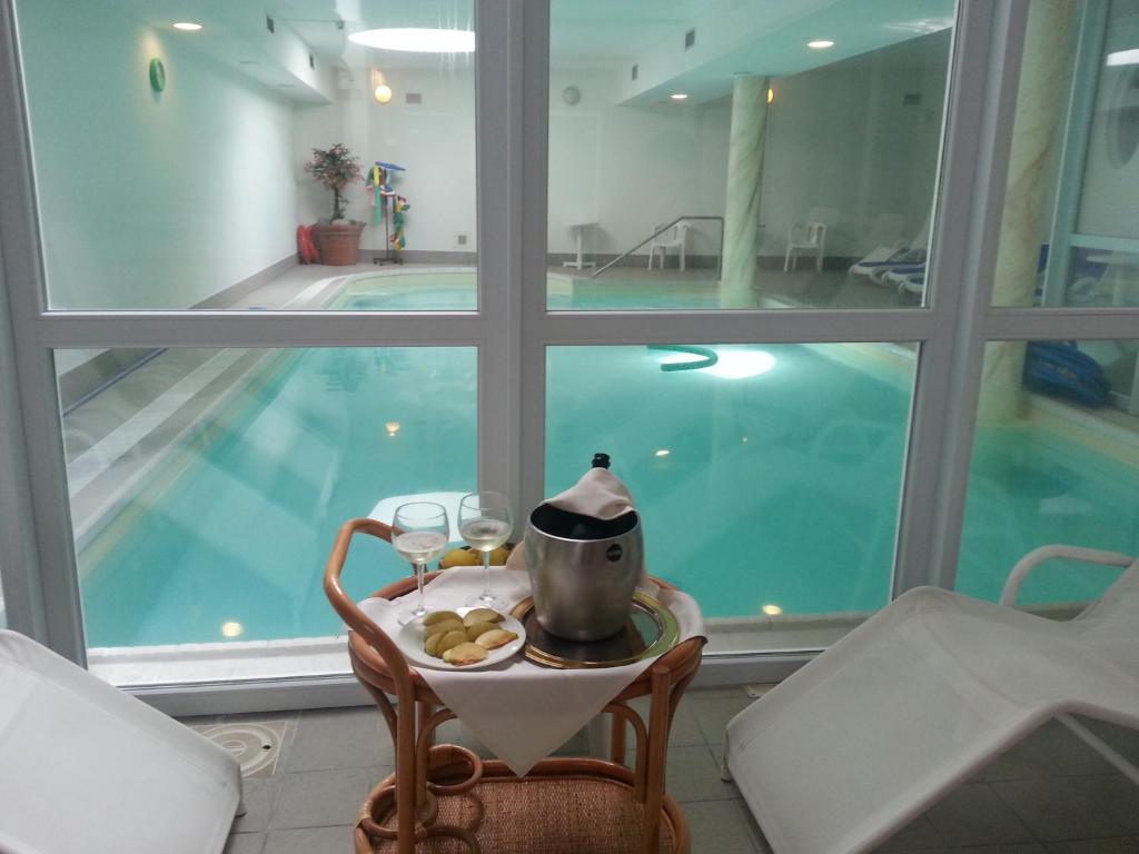 巴塞尔加·迪·皮纳奥林匹克酒店的一张桌子,旁边是茶壶和玻璃杯
