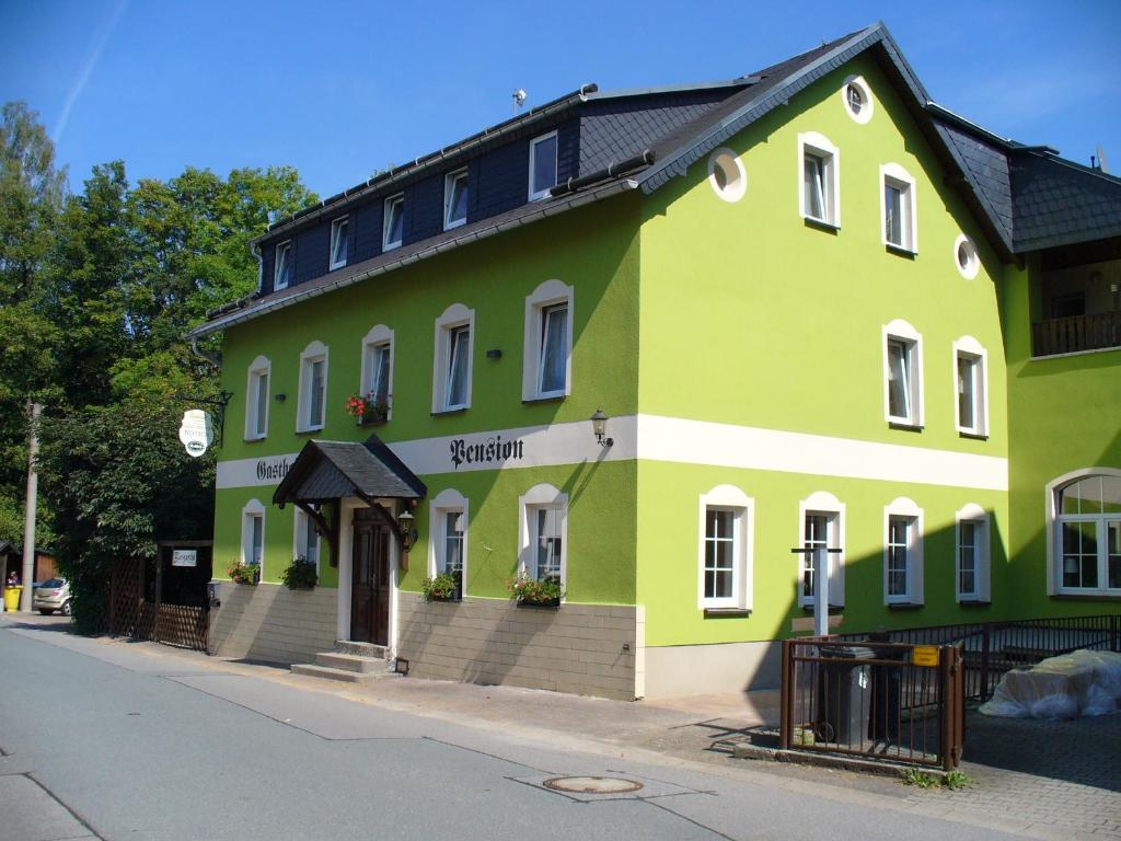 施瓦岑贝格奈奇酒店的街道边的绿色建筑
