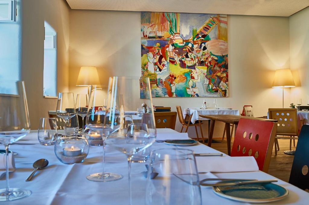 新锡德勒湖畔普巴赫普尔巴赫旅馆的用餐室配有带酒杯的桌子