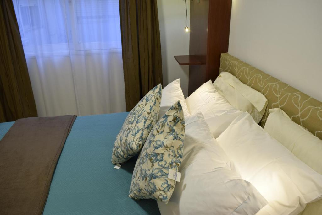 科尔多瓦Green Depto的床上有2个枕头