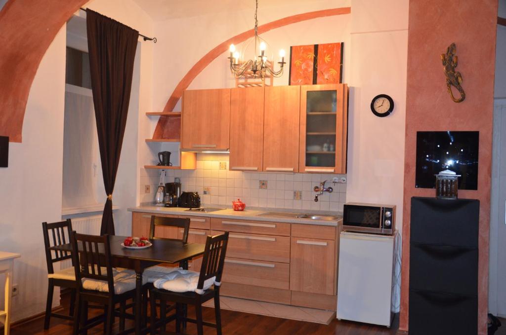 维也纳维也纳顶级舒适公寓的一间带桌椅的厨房和一间用餐室