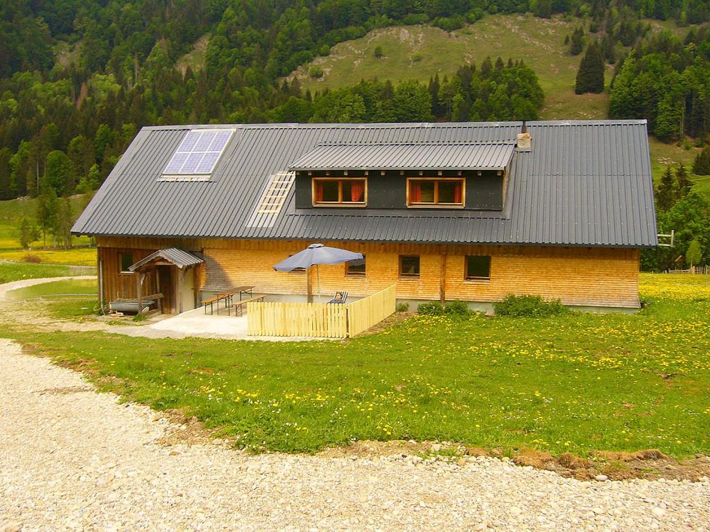 希蒂绍Ferienhütte Kälberweide的草地上一座太阳能屋顶的房子