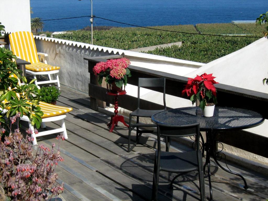 加拉奇科Casa Coronela的一个带桌椅的庭院和大海