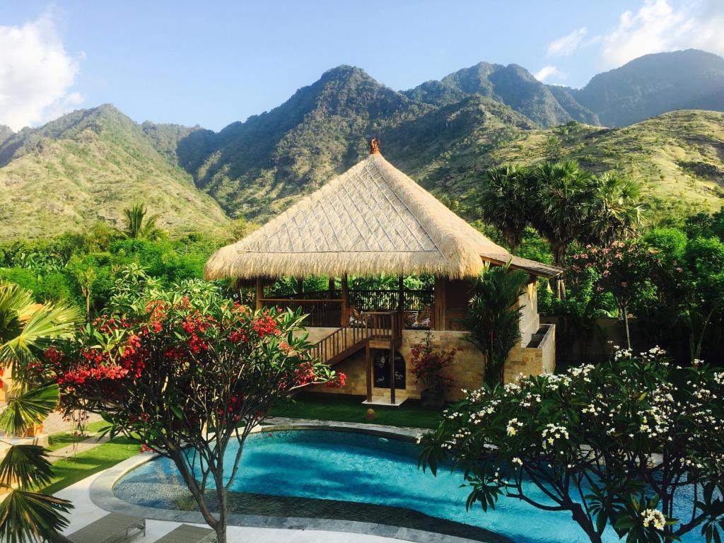 佩母德兰Sun Suko Boutique Resort & Yoga Retreat的一座带游泳池和山脉的度假村