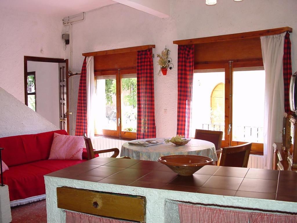 MontsonisCal Gravat的客厅配有红色的沙发和桌子