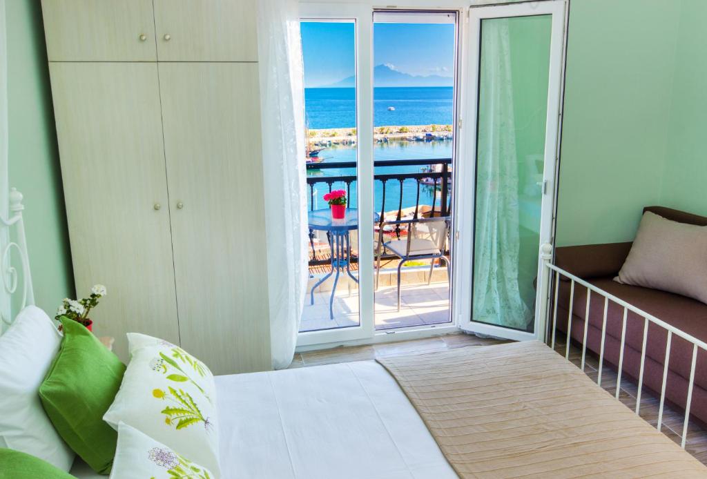 利迈纳里亚Vintage Place的一间卧室设有一张床和一个海景阳台