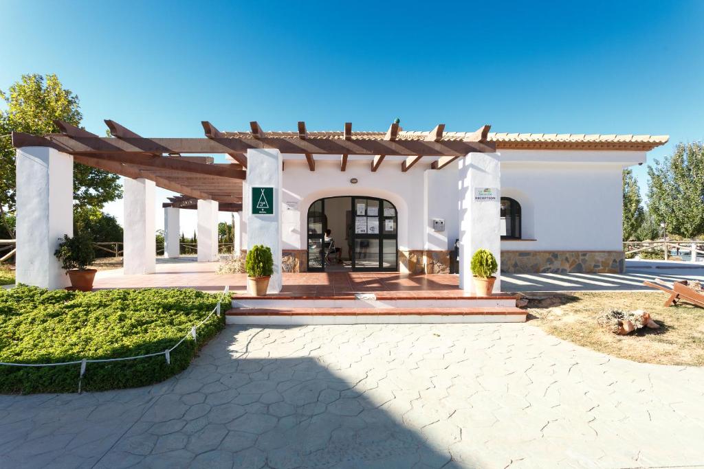Humilladero拉塞内西拉营地酒店的一座别墅,设有一座建筑的入口