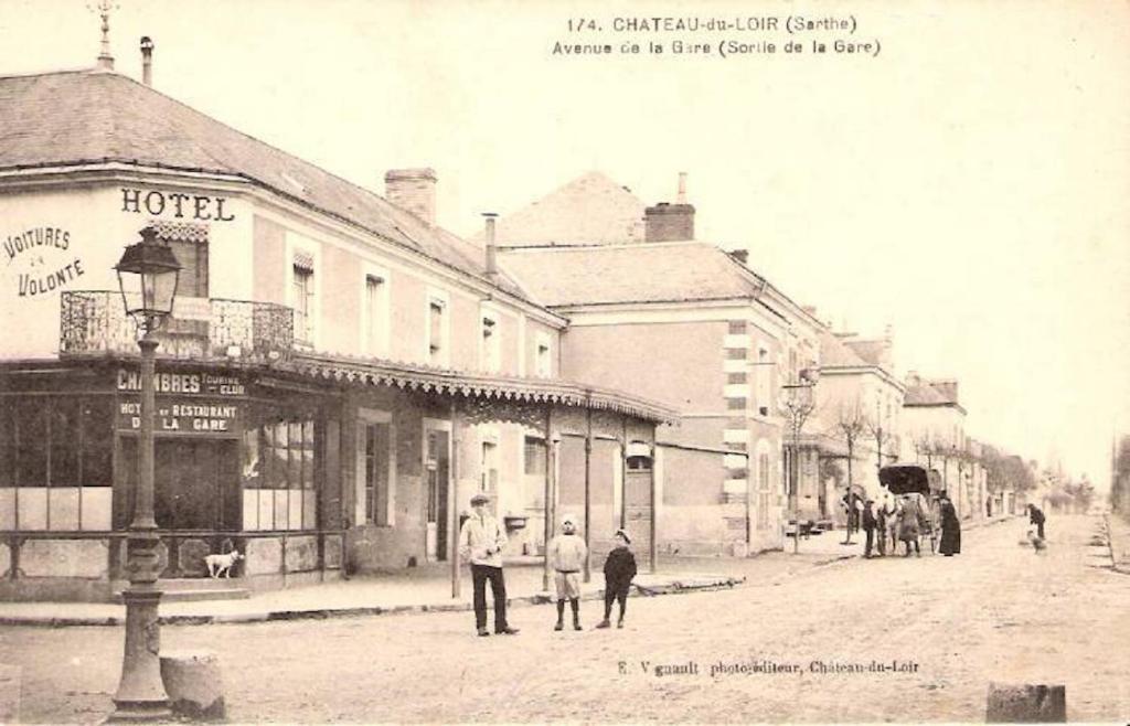 卢瓦尔堡Hotel de la gare的一张黑白相间的旧街景,有建筑物