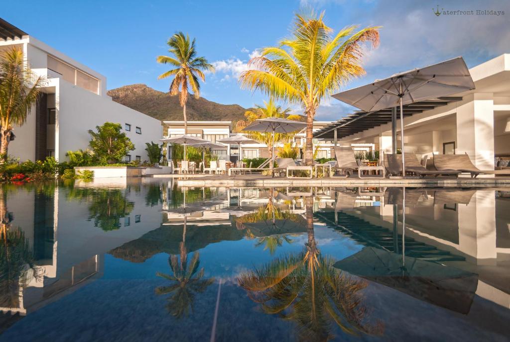 黑河区拉提图德别墅 - 带私人小型游泳池的一座棕榈树游泳池和一座建筑