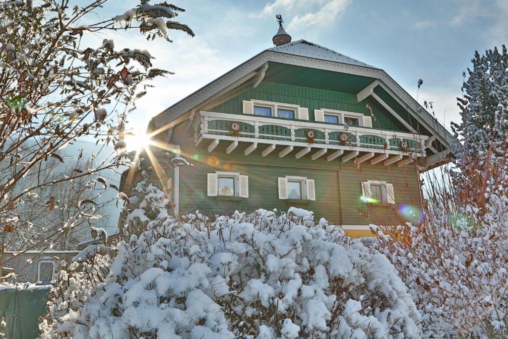 格洛博明Gästehaus Fuchs的地面上积雪的大房子