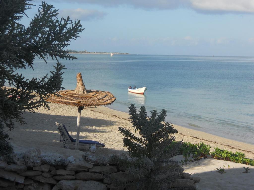 Anakao隆戈维佐酒店的海滩上,有遮阳伞和船只