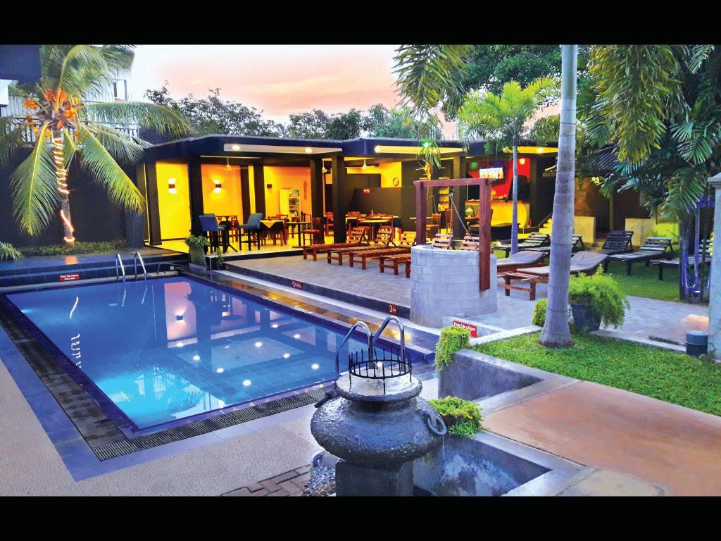 尼甘布尼甘布全景旅馆的房屋前有游泳池的房子