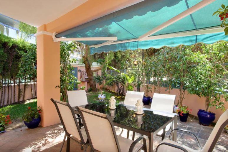 马贝拉Casa El Capricho的庭院里设有桌椅。
