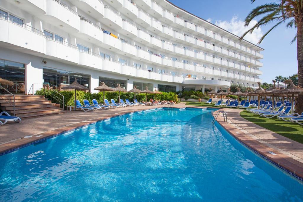 阿尔库迪亚港马里迪莫集团酒店的大型酒店,设有大型游泳池和椅子