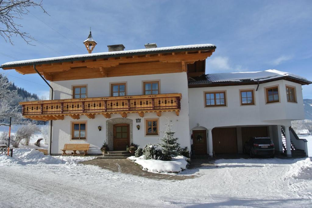 拉德施塔特Kugellehen的雪中带木屋顶的房子