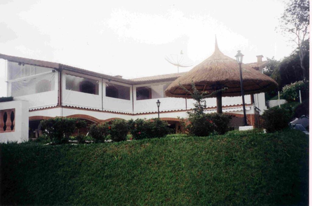 阿蒂巴亚Atibaia - Casa de Campo的大房子,带大草伞