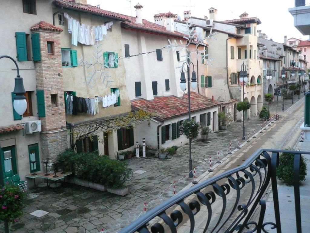 格拉多Posta Vecchia的一条城市街道上挂着挂在建筑物上的衣服