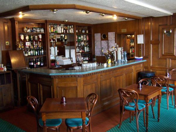 LochgairLochgair Hotel的餐厅内带桌椅的酒吧