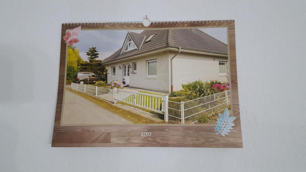 拉奥德芬Ferienhaus Betty的一张带栅栏的白色房子的照片