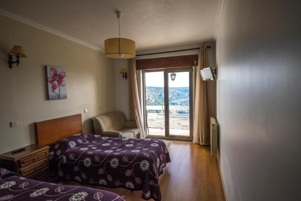 米兰达·杜·杜罗弗洛尔杜罗酒店的酒店客房设有两张床和窗户。