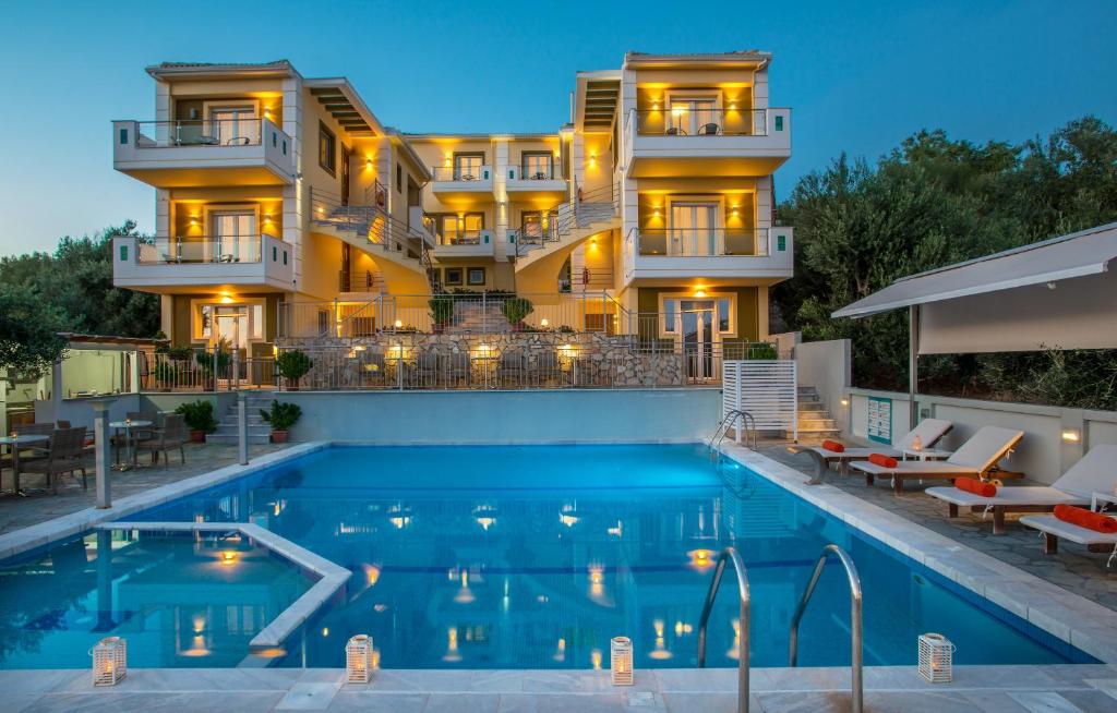 卡斯特罗西基亚Orizontas Residencies的大楼前设有游泳池的酒店