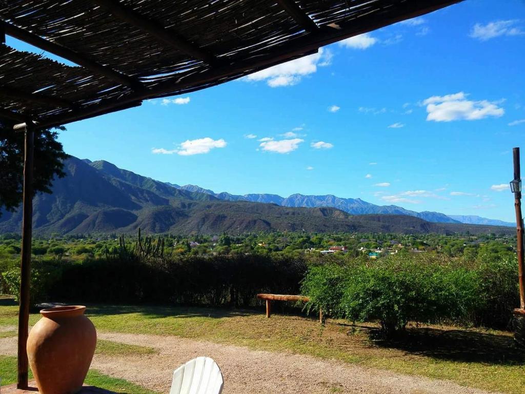 拉里奥哈Cabañas Altos del Velazco的房屋门廊享有山景。