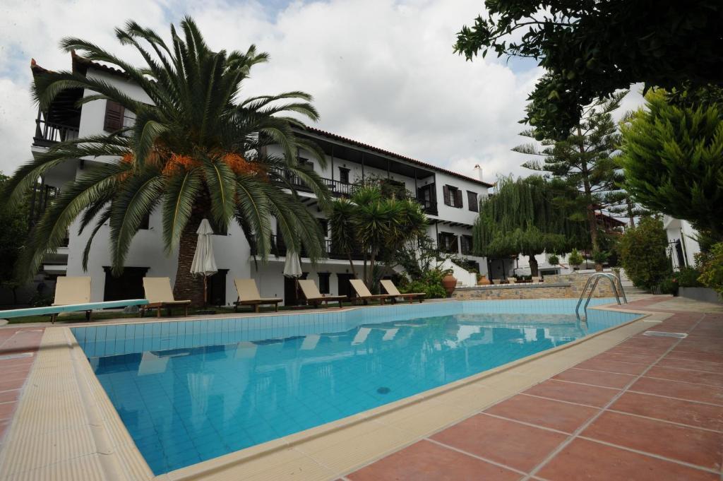 斯科派洛斯埃利酒店的大楼前设有游泳池的酒店