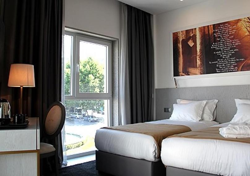 波塔莱格雷何塞雷吉奥酒店的酒店客房设有床和窗户。