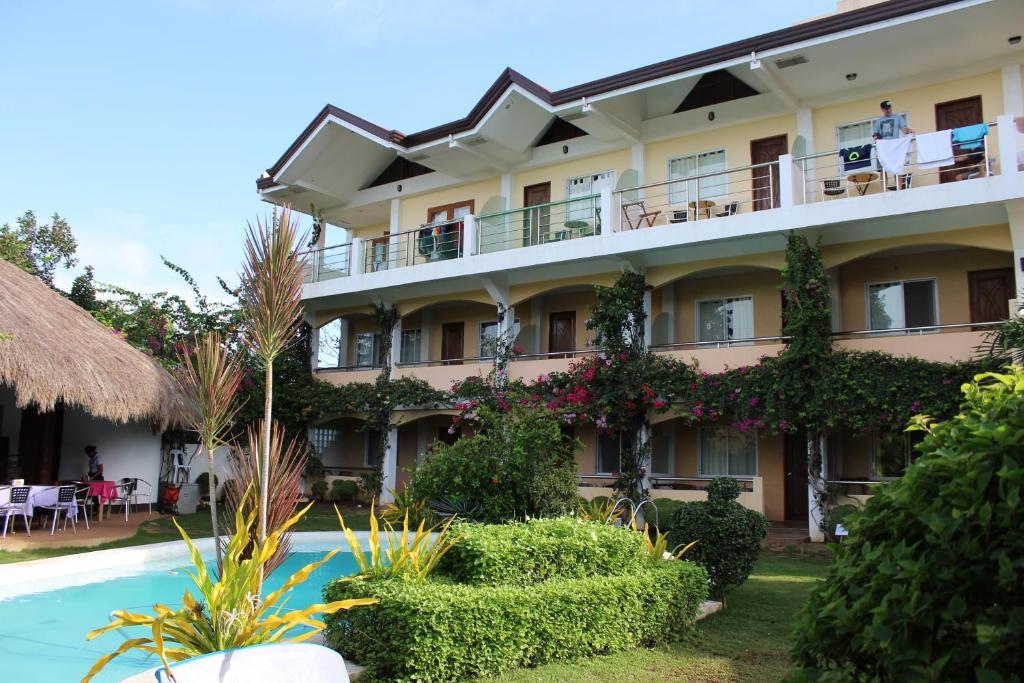 邦劳香草天空潜水度假村的从游泳池可欣赏到酒店景色