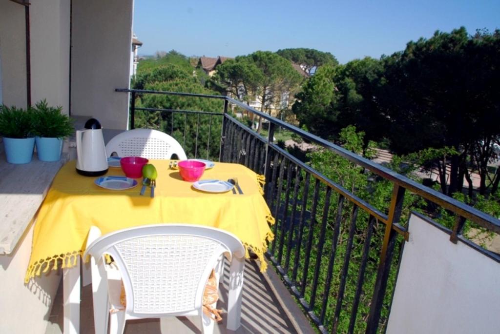 格拉多Santis Appartament的阳台上的一张桌子和黄色的桌布