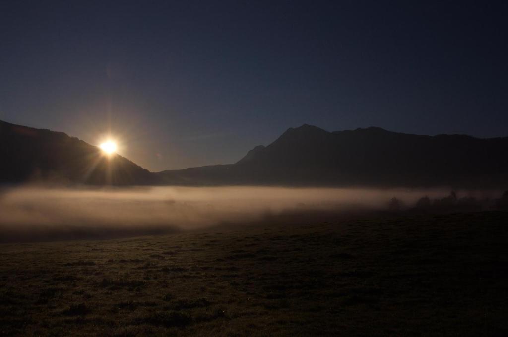 因泽尔宾得豪索兰德酒店的一片雾 ⁇ 的田野,太阳从山上空升起