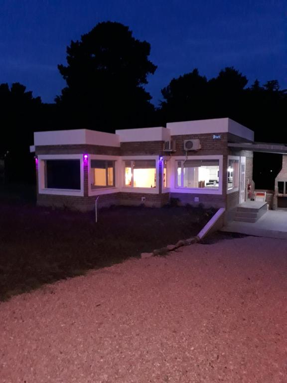 凡塔纳镇Complejo Sol&Luna的夜光亮的紫色房子