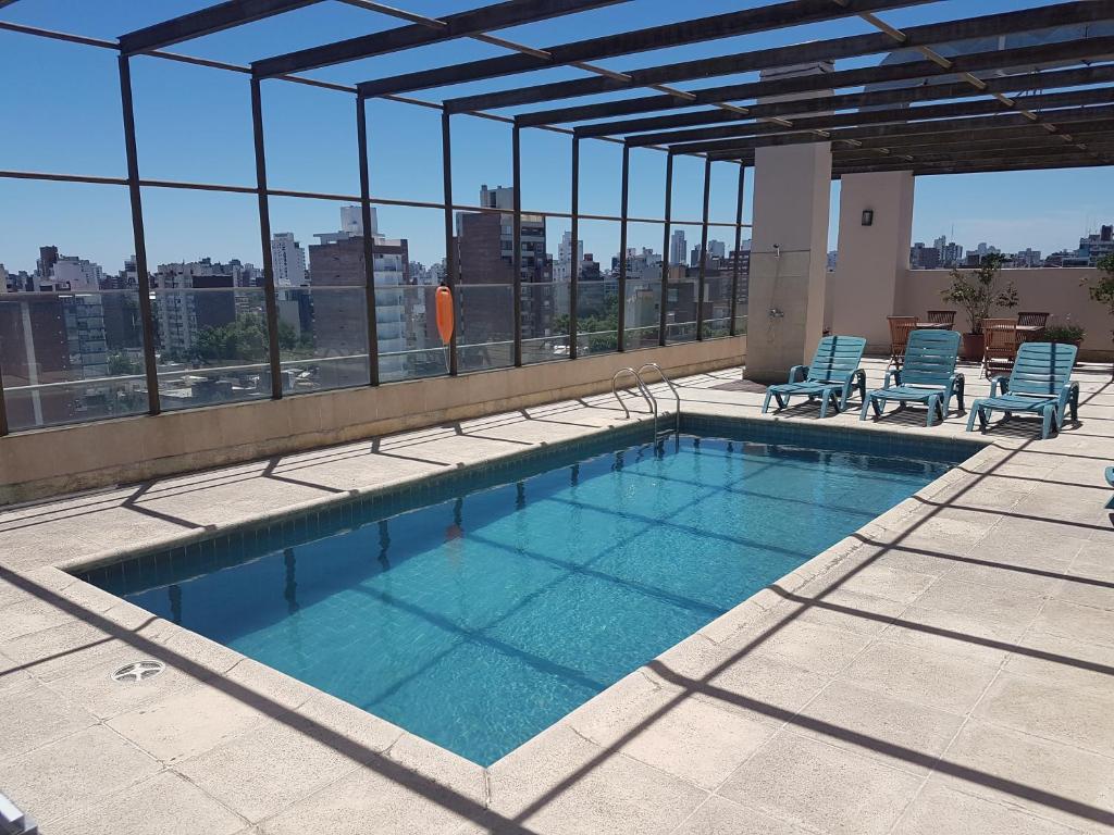 罗萨里奥阿里斯顿酒店 的一座大楼顶部的游泳池