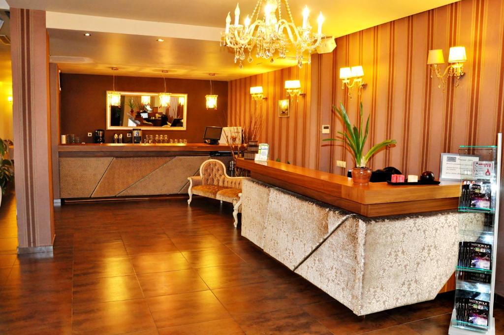 布拉索夫Hotel Rainer的大堂,设有美发沙龙的酒店