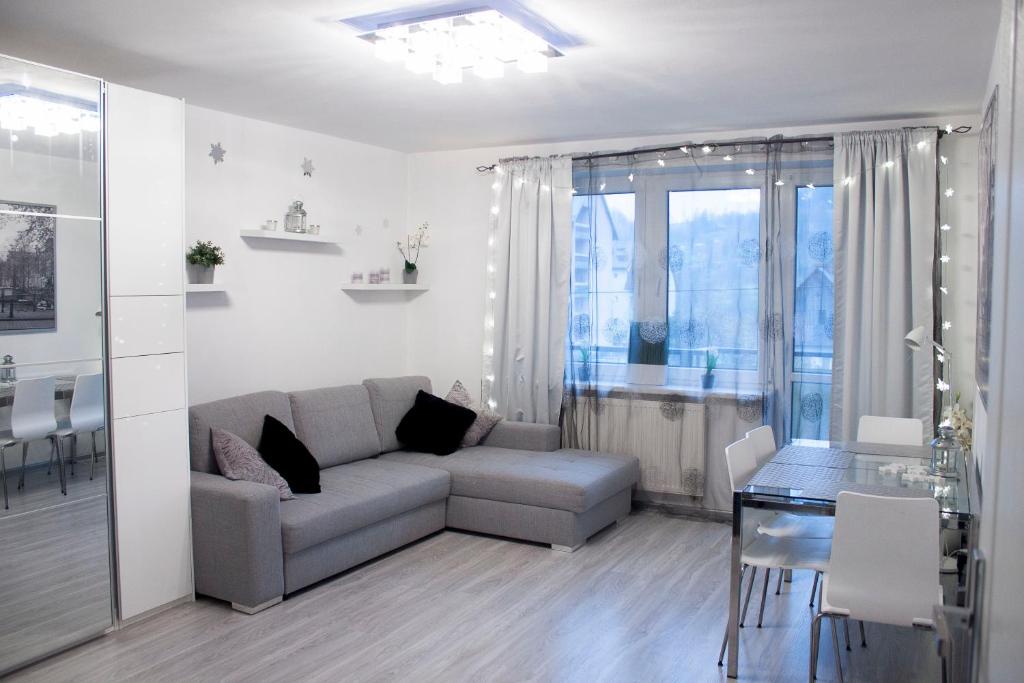 Apartament przy Jaworzynie的休息区